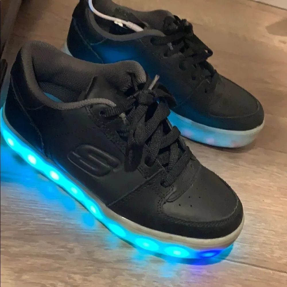 Skechers lights flash